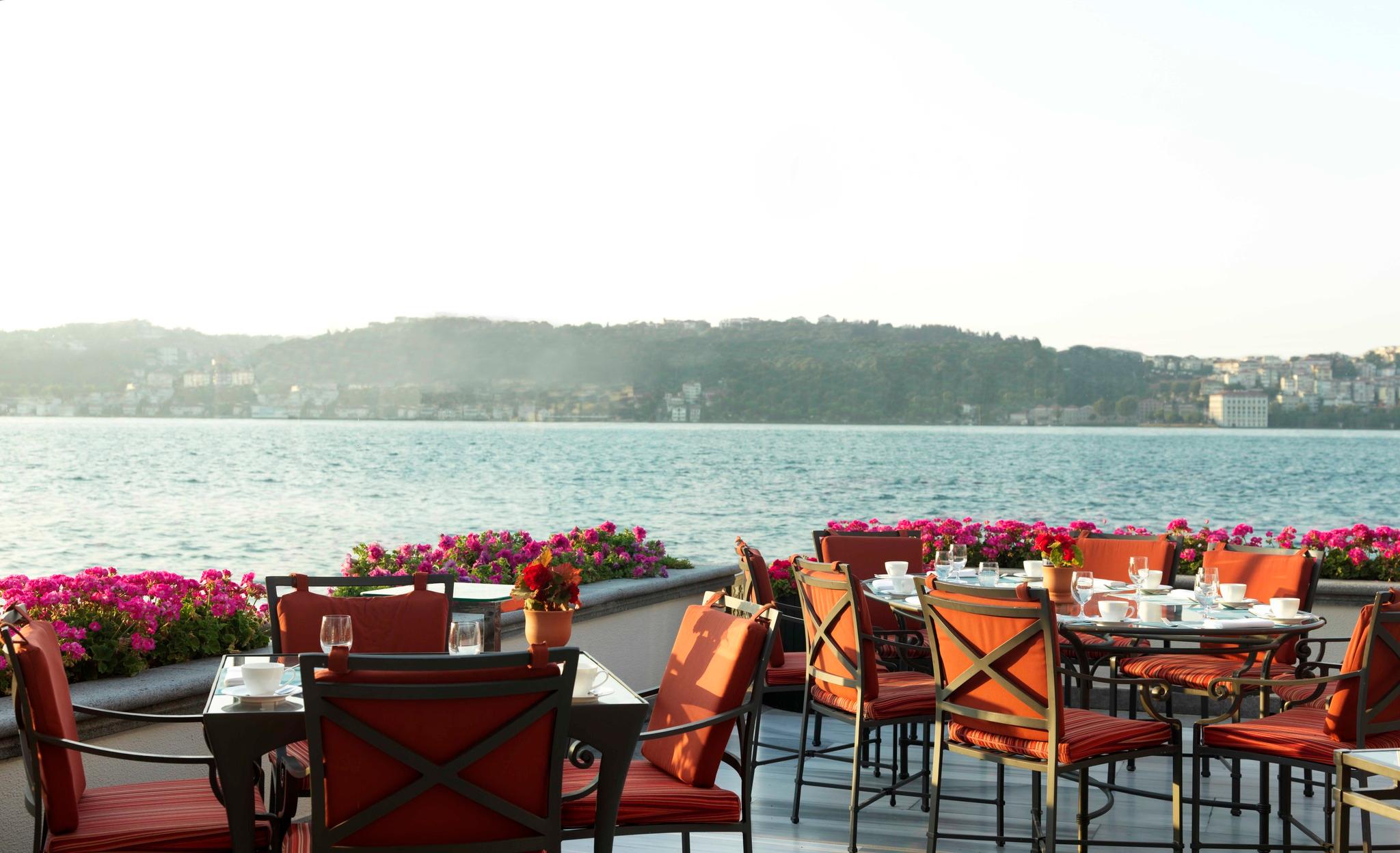 Four seasons bosphorus. Ресторан Aqua Стамбул. Four Seasons Hotel Bosphorus Beylerbeyi. Four Seasons Hotel Bosphorus Beylerbeyi для персонала и СМИ. Four Seasons Hotel Bosphorus Beylerbeyi переговорная для персонала и СМИ.