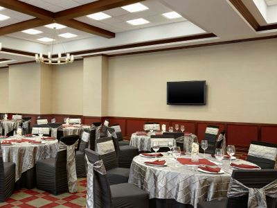 Гостиница Four Points by Sheraton Calgary Airport