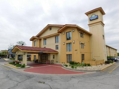 Гостиница Days Inn N Suites By Wyndham Schaumburg