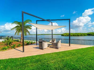 Гостиница Doubletree Tampa Rocky Point Waterfront
