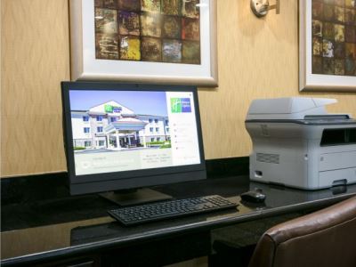 Гостиница Holiday Inn Express And Suites Clinton