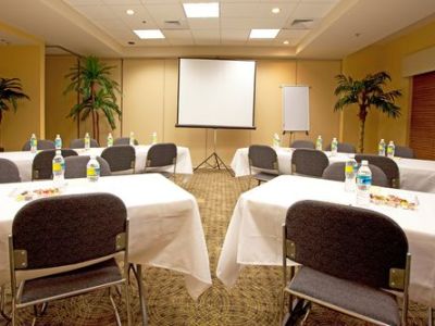 Гостиница Holiday Inn Express And Suites Chaffee