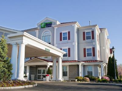 Гостиница Holiday Inn Express And Suites Amherst