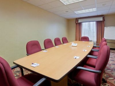 Гостиница Holiday Inn Exp Suites Kent State Univ