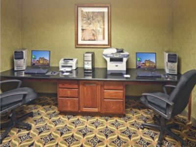 Гостиница Holiday Inn Express Suites Shawnee I-40