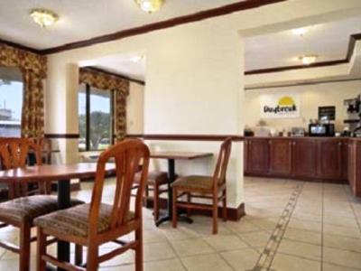 Гостиница Days Inn And Suites By Wyndham Mobile