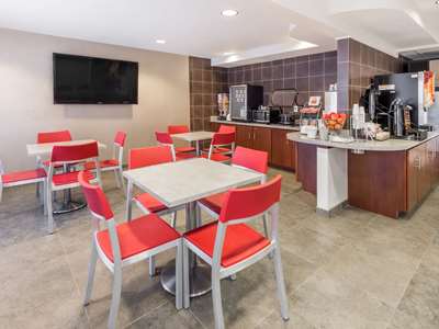 Гостиница Super 8 by Wyndham Columbia Clark Lane