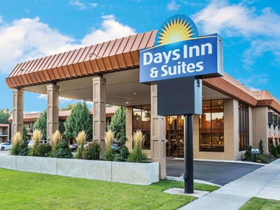Гостиница Days Inn And Suites By Wyndham Logan