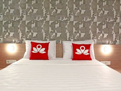 Hotel Zen Premium Sampoerna Strategic Square