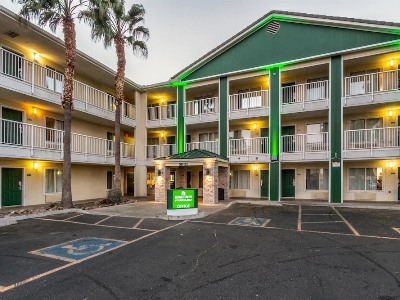 Гостиница Hometowne Studios Phoenix - West