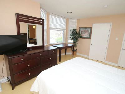 Гостиница Renaissance Properties - 2135 Walnut