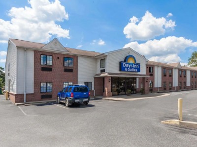 Гостиница Days Inn And Suites By Wyndham