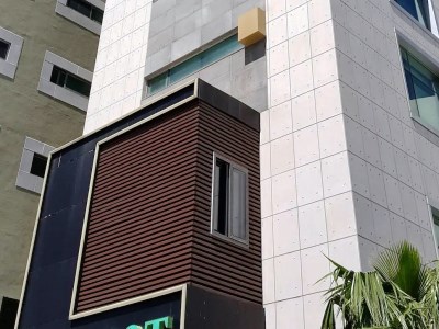Hotel R And T