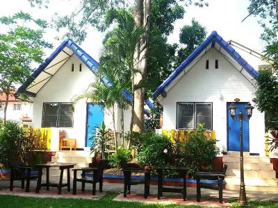 Hotel Lunar Hut Resort