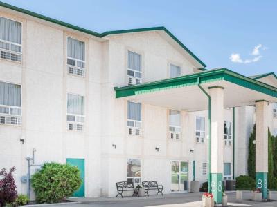 Hotel Super 8 By Wyndham Dauphin