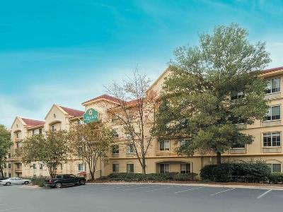 Гостиница La Quinta Inn N Suites Raleigh Crabtree