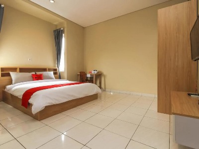 Гостиница Reddoorz @ Cilandak Barat