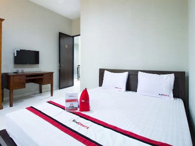 Гостиница Reddoorz @ Pulo Gebang