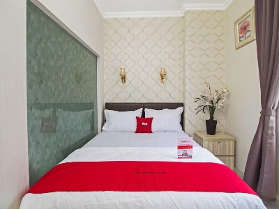 Гостиница Reddoorz Plus @ Cideng Barat
