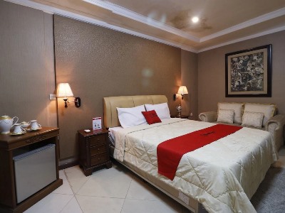 Hotel Reddoorz Plus @ Jalan Dharmawangsa