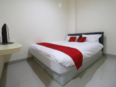 Гостиница RedDoorz Plus Near Mall Ciputra Jakarta