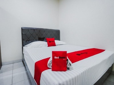Гостиница Reddoorz Plus Near Semanggi
