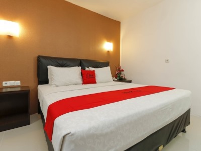 Hotel Reddoorz Plus Near Karebosi Area