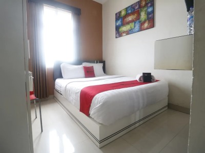 Hotel Reddoorz Plus Near Universitas Negeri