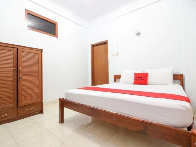 Гостиница Reddoorz Plus Near Alun Alun Selatan