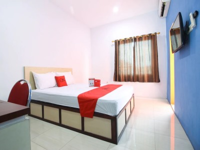 Гостиница Reddoorz Plus Near Lippo Plaza