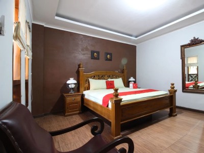 Гостиница Reddoorz Plus Near Tugu Jogja 2