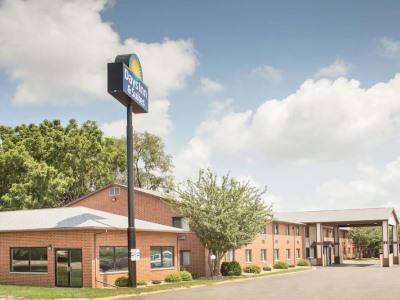 Гостиница Days Inn And Suites By Wyndham Waterloo