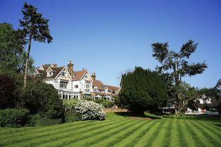Гостиница Rowhill Grange Hotel & Utopia Spa