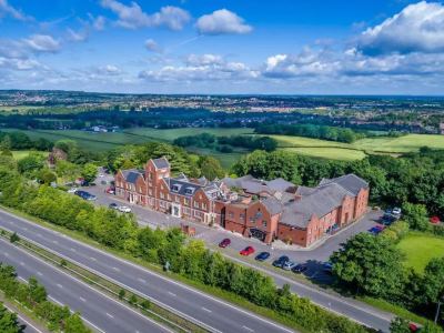 Гостиница The Hog's Back Hotel And Spa Farnham