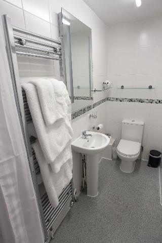 Гостиница The Poplars Hotel