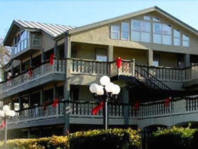 Гостиница Sunday House Inn And Suites