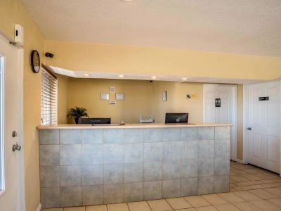 Гостиница Econo Lodge I-40 Exit 286 Holbrook
