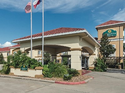 Гостиница La Quinta Inn N Suites By Wyndham Conroe