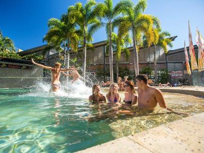 Гостиница Gilligan's Backpackers Hotel And Resort