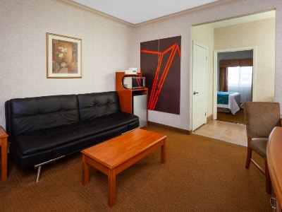 Гостиница Howard Johnson Pico Rivera Hotel Suites