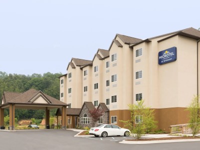 Гостиница Microtel Inn Suites Dillsboro Area