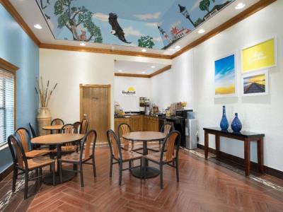 Гостиница Days Inn And Suites Wyndham Big Spring