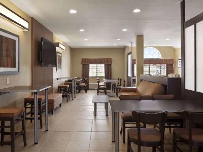Гостиница Microtel Inn Suites By Wyndham Gonzales