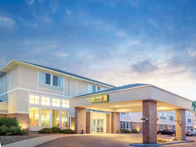 Hotel Super 8 By Wyndham Menomonie Wi