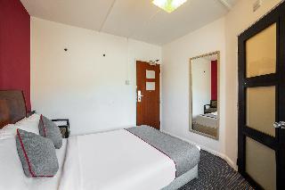 OYO The Strand Hotel