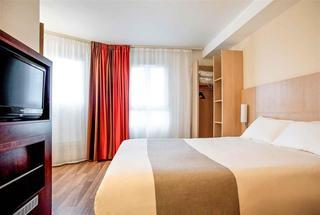 Гостиница ibis Poissy