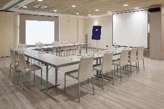 Гостиница NH Pamplona Iruna Park