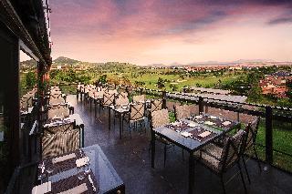 Гостиница Castillo de Gorraiz Golf and Spa