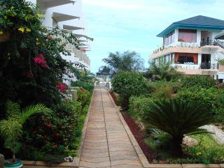 Гостиница The Beach Comber Hotel & Resort