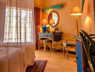 Гостиница The Beach Comber Hotel & Resort